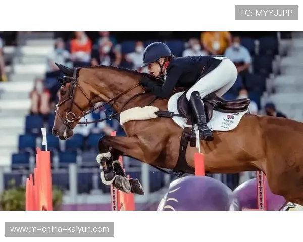 美国骑手劳拉·克劳特在巴黎奥运会上与“Baloutinue”马匹共同夺得障碍赛银牌，展现默契配合。